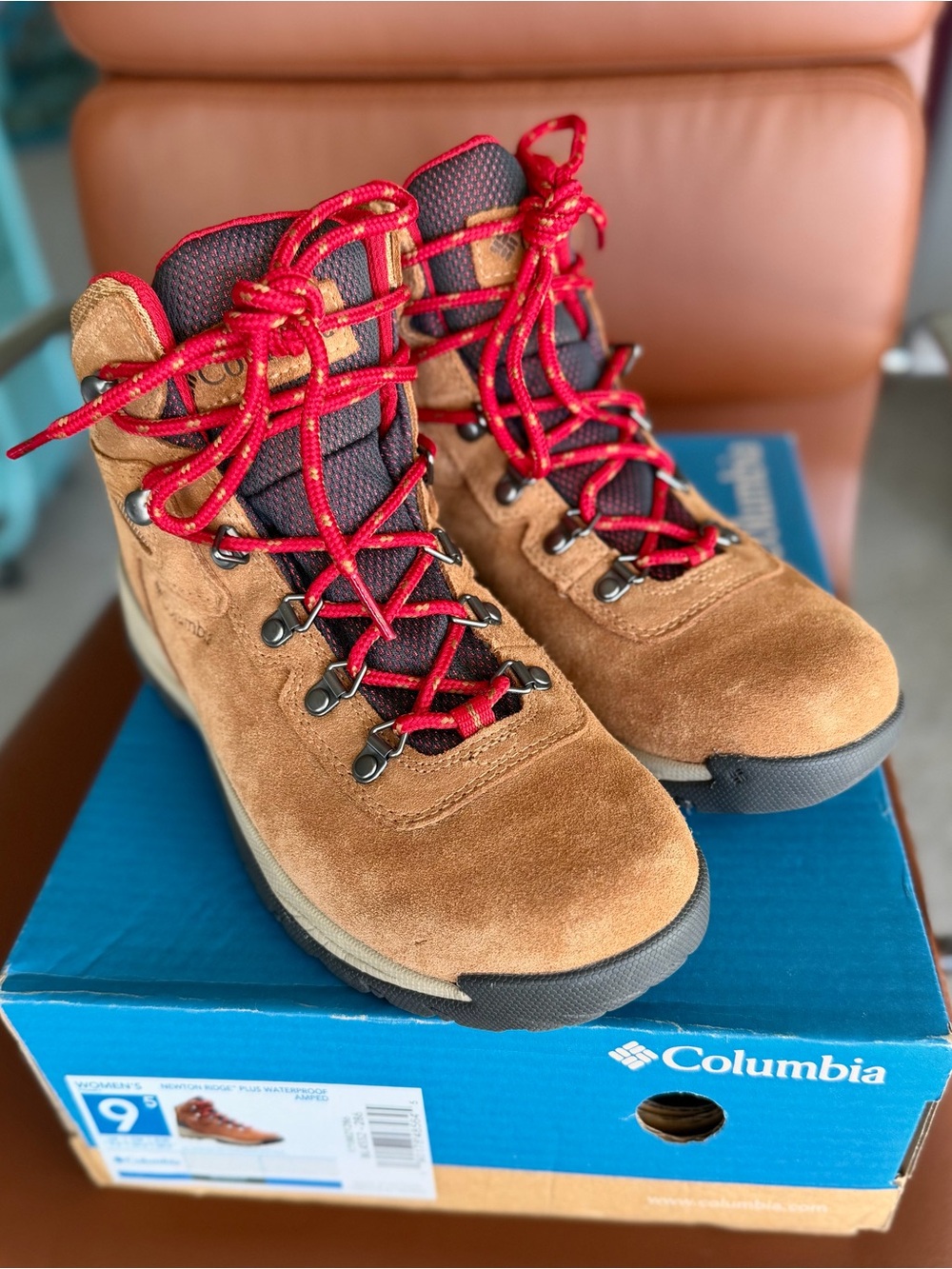 NWB Columbia Women’s Newton Ridge Plus Waterproof Amped Hiking Boot Tan, Red 9.5